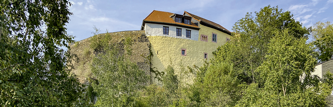 Blick aus dem Gessental auf die alte Burganlage in Ronneburg